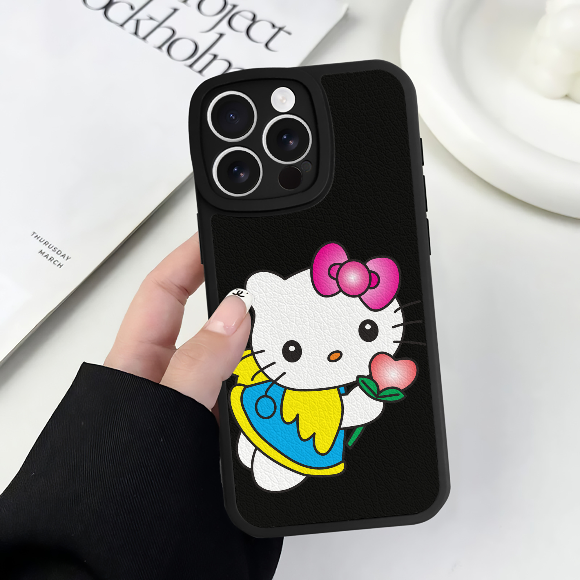 （画像用） Hello Kitty ハローキティ 【iPhone 16シリーズ対応】シリコンスマホケース（レザー調） 材質：シリコン